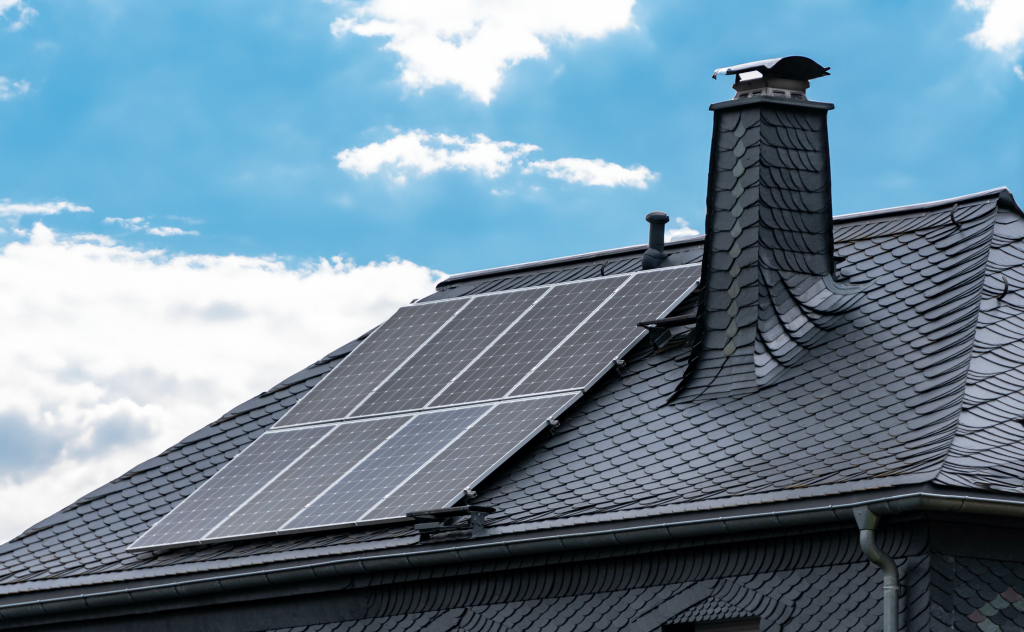 Photovoltaikanlage auf einem Schieferdach Photovoltaikanlage auf einem Schieferdach
